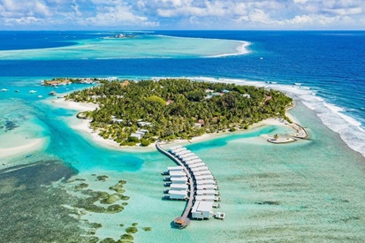 Holiday Inn Resort Kandooma et école de surf Barton Lynch aux Maldives