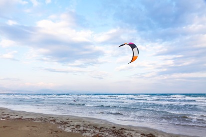 Kitesurf à Larnaca : les meilleures écoles, spots et tout pour les kiters à Chypre