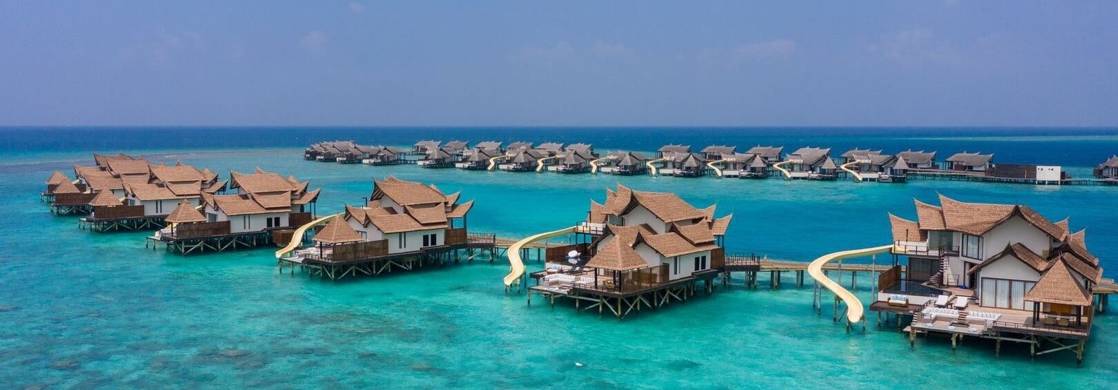 Villas sur pilotis avec hamac aux Maldives
