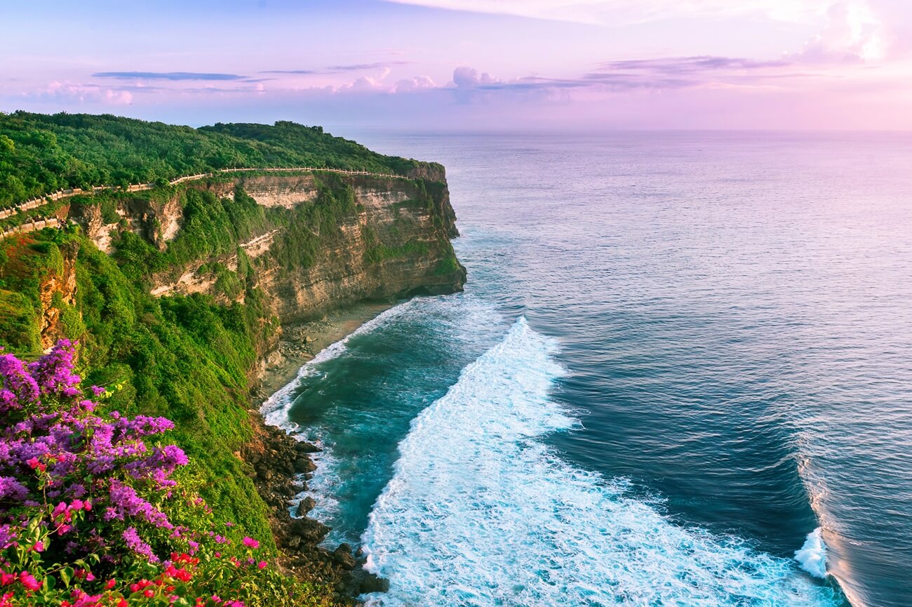 Uluwatu à Bali - à la recherche de paysages et le meilleur surf