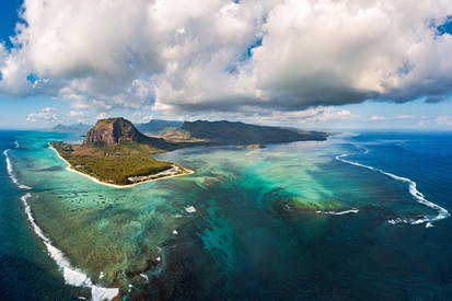 Underwater waterfall and Chamarel sands - calling cards of Mauritius